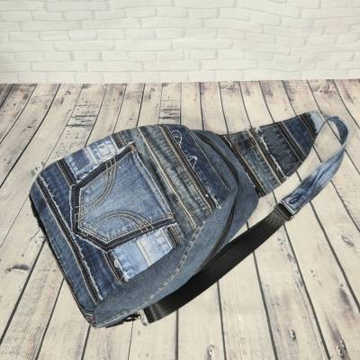 Blaue Umhängetasche aus recycelten Jeans – Nachhaltige, geräumige Upcycling-Tasche