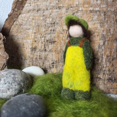 Moosling mit Latzhose und Schiebermütze für den Jahreszeitentisch