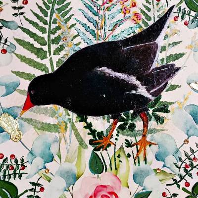 Kunst Collage mit dekorativer Acrylmalerei. Wasservogel mit Blüten, Pflanzen und goldenen Käfern. Unikat auf Holztafel