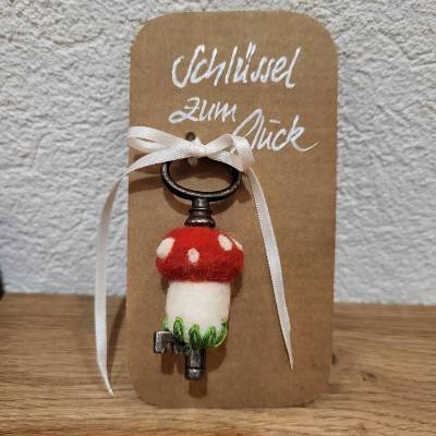Handgefilzter Filzfliegenpilz am antiken Schlüssel – Glücksbringer aus Schafwolle