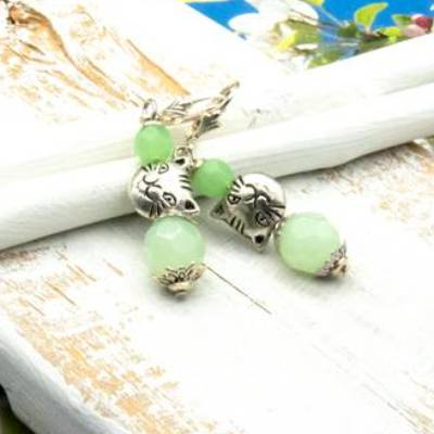 Lässige handgemachte bohemian hippie Glas Ohrhänger – Unikat, Katzenanhänger, hellgrün