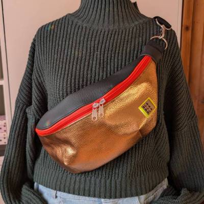 Hippe Bauchtasche / Crossbody-Tasche / Gürteltasche / Kunstleder metallic
