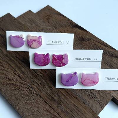 Stecker Ohrringe Katzenkopf lila – handgemacht aus PolymerClay & Edelstahl