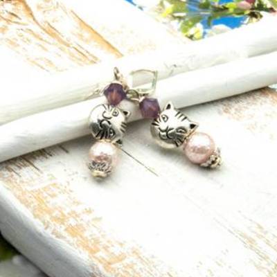 Lässige handgemachte bohemian hippie Glas Ohrhänger – Unikat, Katzenanhänger, lila