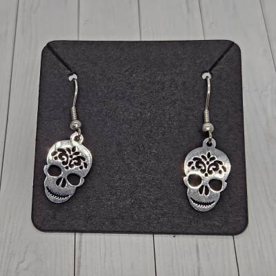 Edelstahl Ohrhänger "Skull" Silber | Totenkopf mit Ornament-Details | ca. 18mm | Inkl. Silikonstopper