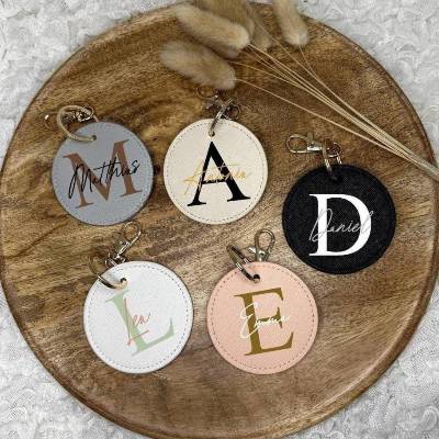 Personalisierter Schlüsselanhänger mit Name aus Kunstleder – kleines Geschenk für Mama, Papa, Freundin oder Kollegen