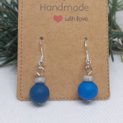 Witzige Weihnachtskugel-Ohrschmuck aus Polymer Clay , 1 cm Kugel in Blautönen