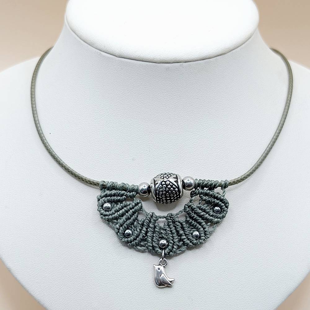 Makramee Kette in olivgrün mit silberfarbenen Metallperlen und einem Vogel Anhänger Bild 1