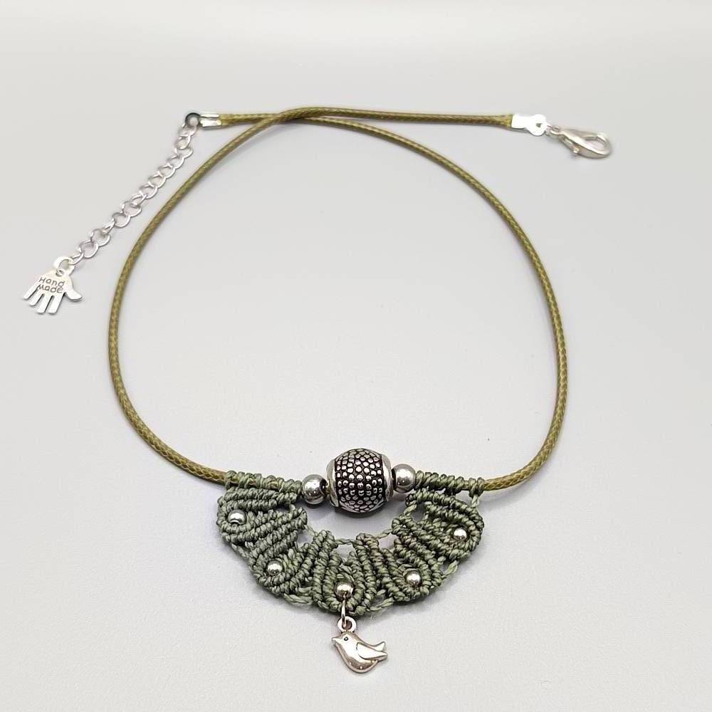 Makramee Kette in olivgrün mit silberfarbenen Metallperlen und einem Vogel Anhänger Bild 2