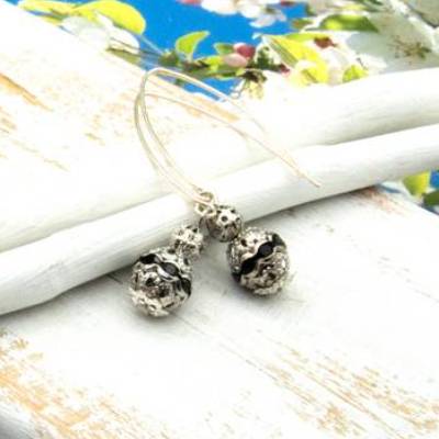 Lässige verspielte Ohrhänger aus Metall & Silberfarben in Schwarz – Geschenkidee für Frauen