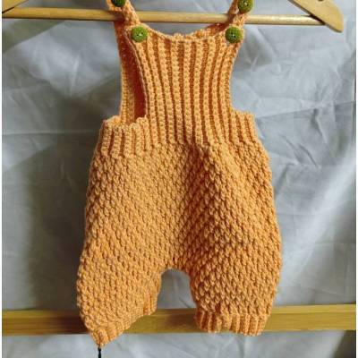Süße kurze Latzhose Lachs aus 100% Wolle – Größe 68/74