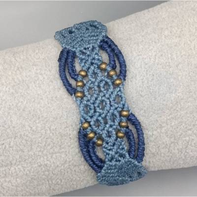 bezauberndes Makramee Armband in Blautönen mit bronzefarbenen Metallperlen