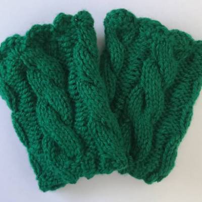 Pulswärmer in tannengrün im Zopfmuster handgestrickt von Hobbyhaus