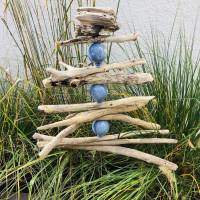 Einzigartige Gartenstecker aus Treibholz mit blauen Tonkugeln – maritimes Flair für deinen Garten