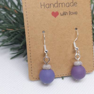Witzige Weihnachtskugel-Ohrschmuck aus Polymer Clay , 1 cm Kugel in Lilatönen