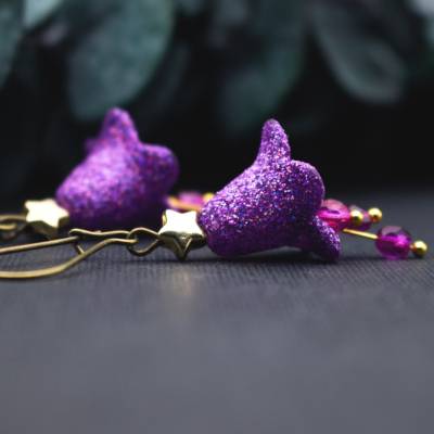 Glitzerohrringe in Lila mit Stern, Blüten und Glasperlen