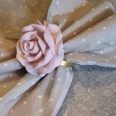 Serviettenringe oder Gutscheinhalter "Rose"  in Altrosa aus Raysin gegossen 