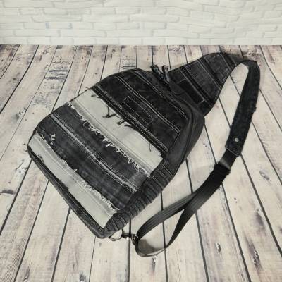 Grau-schwarze Umhängetasche aus recycelten Jeans – Nachhaltige, geräumige Upcycling-Tasche
