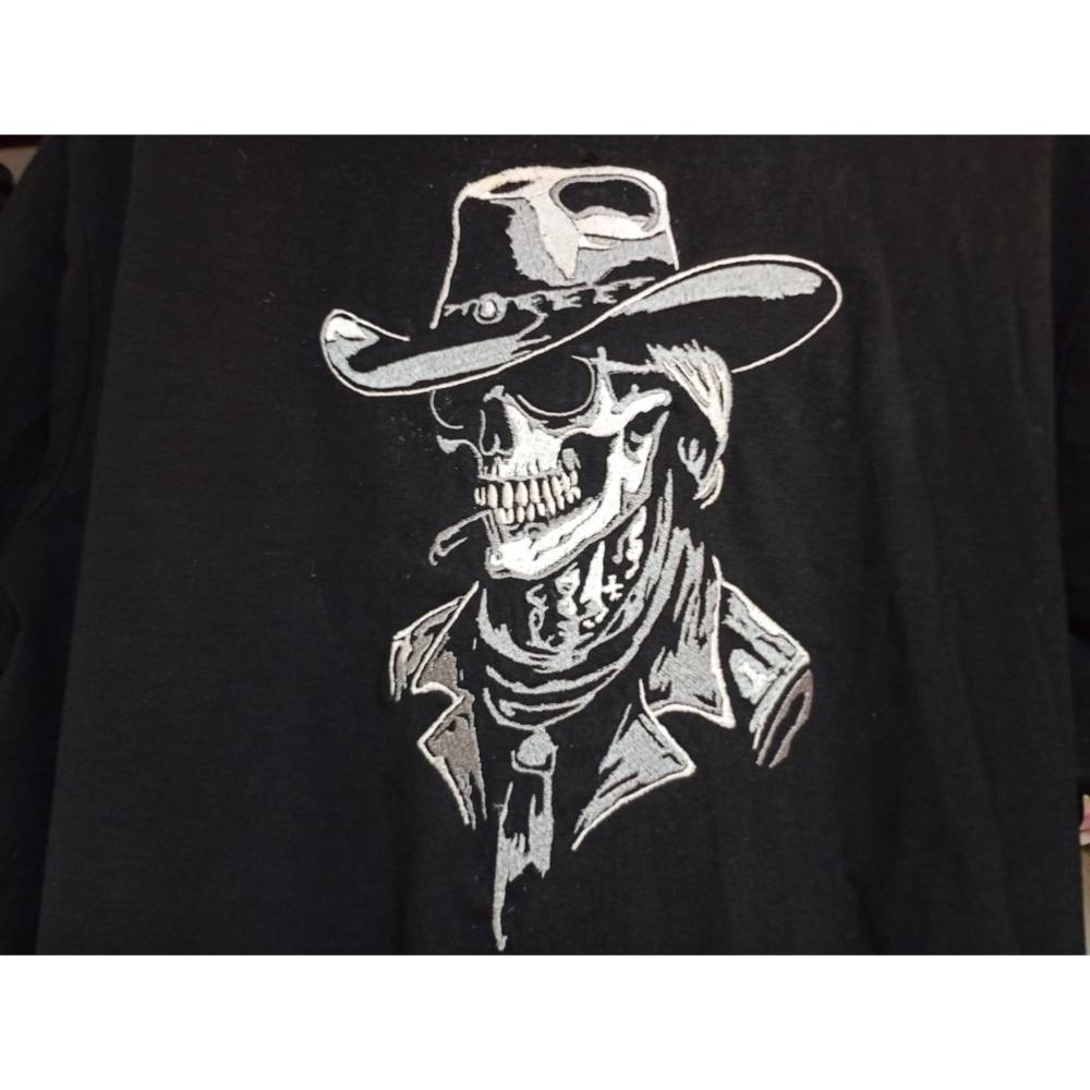 Skelett Cowboyhut Lichteffekt Stickdatei 12-14x18cm – Totenkopf Cowboy für schwarze Stoffe Bild 1
