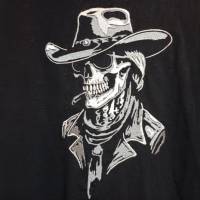 Skelett Cowboyhut Lichteffekt Stickdatei 12-14x18cm – Totenkopf Cowboy für schwarze Stoffe