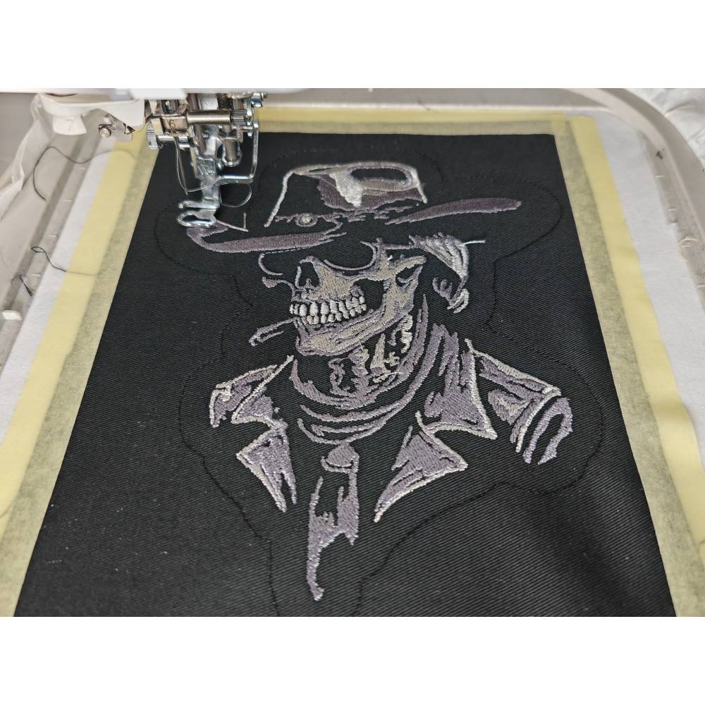 Skelett Cowboyhut Lichteffekt Stickdatei 12-14x18cm – Totenkopf Cowboy für schwarze Stoffe Bild 2