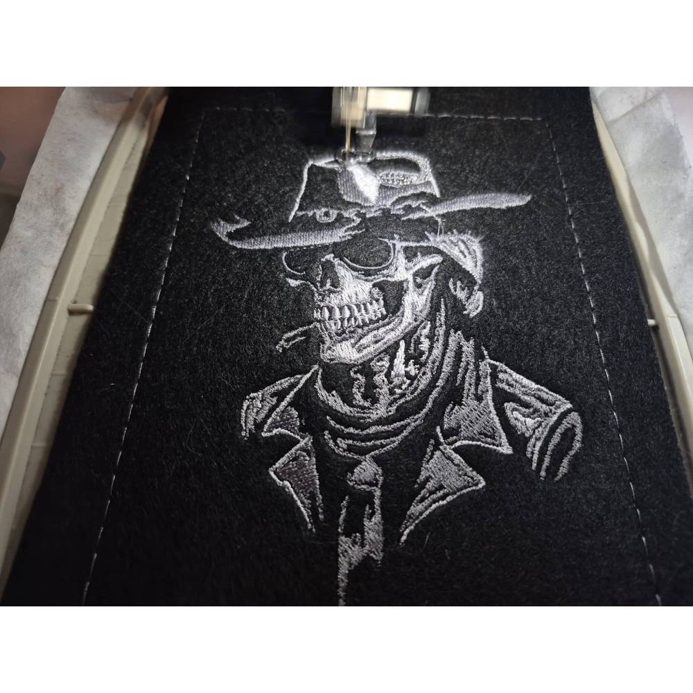 Skelett Cowboyhut Lichteffekt Stickdatei 12-14x18cm – Totenkopf Cowboy für schwarze Stoffe Bild 4