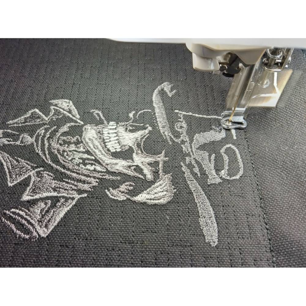 Skelett Cowboyhut Lichteffekt Stickdatei 12-14x18cm – Totenkopf Cowboy für schwarze Stoffe Bild 7