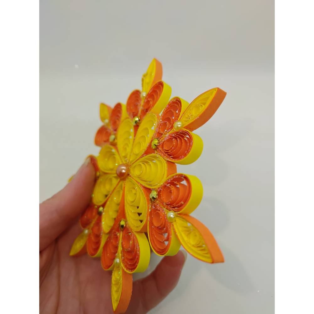 Handgemachte Quilling-Schneeflocke aus Papier  filigraner  Weihnachtsschmuck, Weihnachtsstern