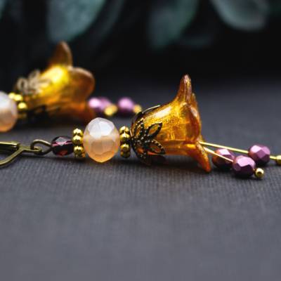 Ohrringe mit honiggelben Glitzerblüten – warme Farben in Rosé und Beige, elegant und harmonisch