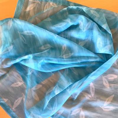 Mitteldecke in hellblau mit zauberhaften Blätterdesign genäht von Hobbyhaus