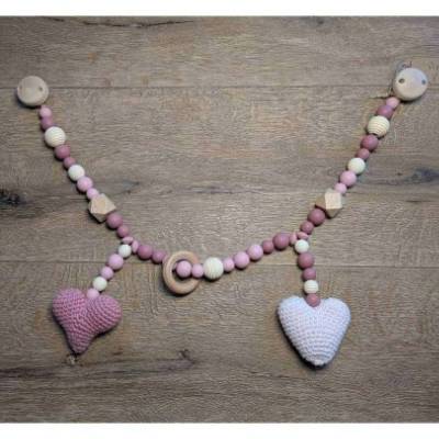 Kinderwagenkette mit zwei handgehäkelten Herzchen Farbe Rosa/Altrosa
