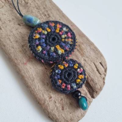 Häkelkette mit: bunten Häkelmandalas ,  Halskette, Textilschmuck