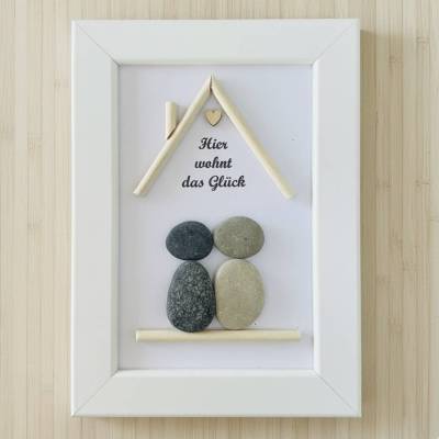 Hier wohnt das Glück – Personalisiertes Steinbild aus Naturstein, Unikat, Geschenk zum Einzug, STB-281