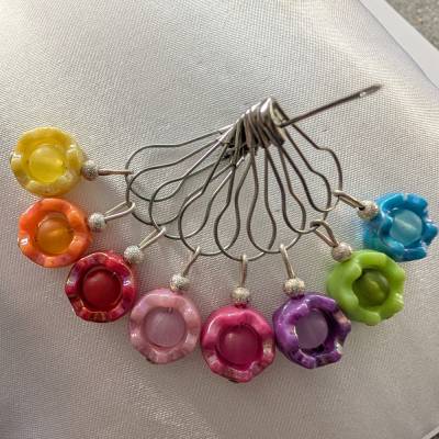 Maschenmarkierer Blüten – 8 Stück aus Kunststoffperlen & Metall, 4 cm, für Strick- und Häkelprojekte