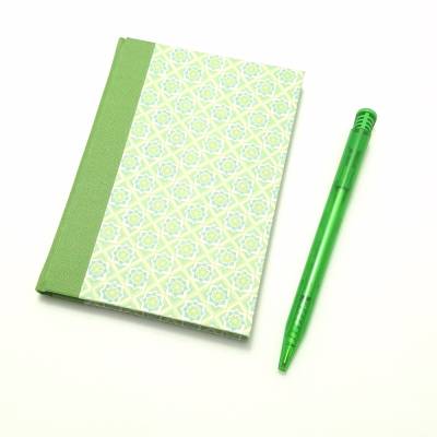 Handgebundenes Notizbuch DIN A6 mit 200 karierten Seiten