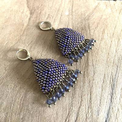 Die Mystischen • Midnight Glow • Geometrische Statment Perlen-Ohrringe mit violett-goldenem Schimmer