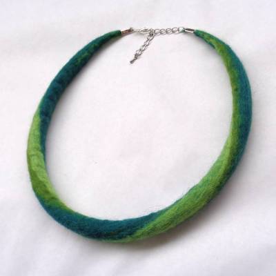 Halskette aus Filz in Grüntöne Gr.M-L/51cm, minimalistischer Schmuck gefilzt, gefilzter Wollschmuck grün, Geschenk