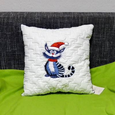 Dekokissen Christmas Cat 40x40 cm aus recyceltem Polsterstoff gestickt nachhaltig Handmade Kissen