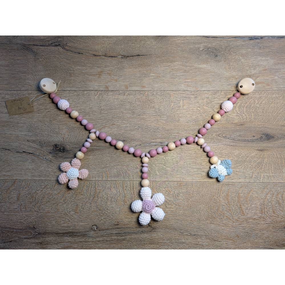 Kinderwagenkette mit handgehkelten Blumen und Schmetterling Farbe  Rosa/Altrosa