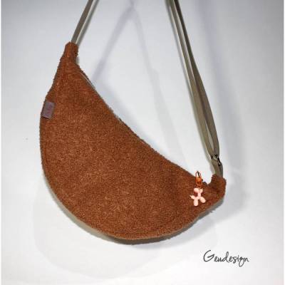Moon Bag Luna – Trendige Halbmondtasche aus Boucle-Kunstfell mit verstellbarem Tragegurt
