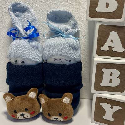 Windelbabys mit Rasselsöckchen Bär, Babygeschenk Junge, kleine Windeltorte