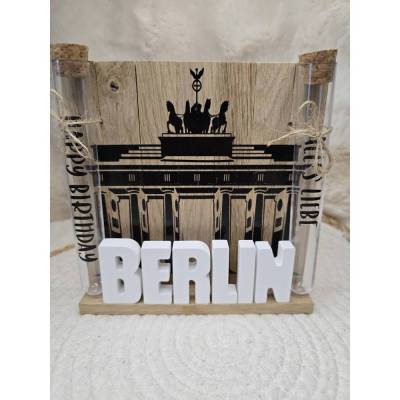 Geschenkset Städtetrip – Personalisierte Stadt aus Raysin mit Geschenk-Röhrchen & Holzrückwand