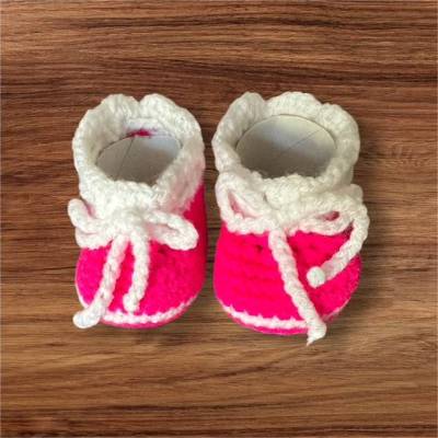 Babyschuhe aus weicher Wolle gehäkelt - 0-3 Monate | pink und weiß | Handgemacht | Neugeborene