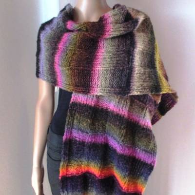 Kuschelweiche leichte Stola aus extrafeiner Merino-Wolle, breiter Schal in tollen Farben, handgestrickt