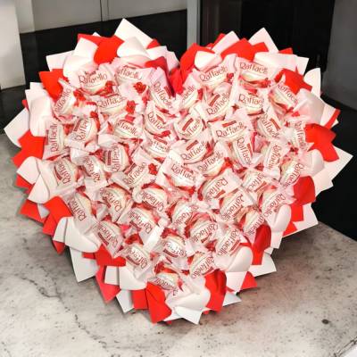 Essbarer Raffaello-Strauß – handgemachter Pralinen-Strauß in Weiß-Rot als Geschenkidee
