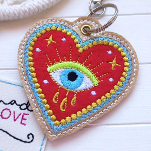 Schlüsselanhänger Herz Auge gestickt, rot gold aus Filz und Kunstleder, Taschenanhänger Rückspiegel, Taschenbaumler