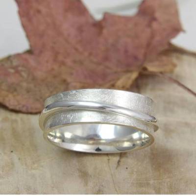 Gewölbter Ring mit gewelltem Innenring aus SIlber 925/-, Handarbeit
