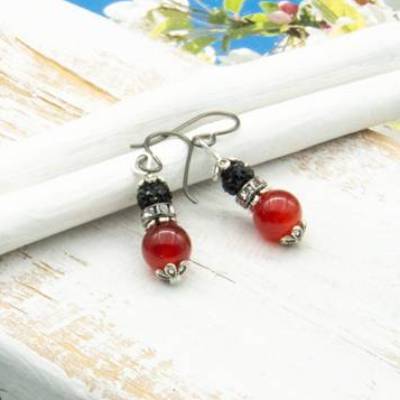 Handgemachte Metallperlen Ohrhänger, rot – Boho Hippie Ohrringe, Unikatschmuck & Geschenkidee