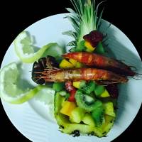Exotisches Garnelen-Frucht-Arrangement – moderne KI-Food-Art als digitaler Download