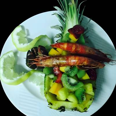 Exotisches Garnelen-Frucht-Arrangement – moderne KI-Food-Art als digitaler Download